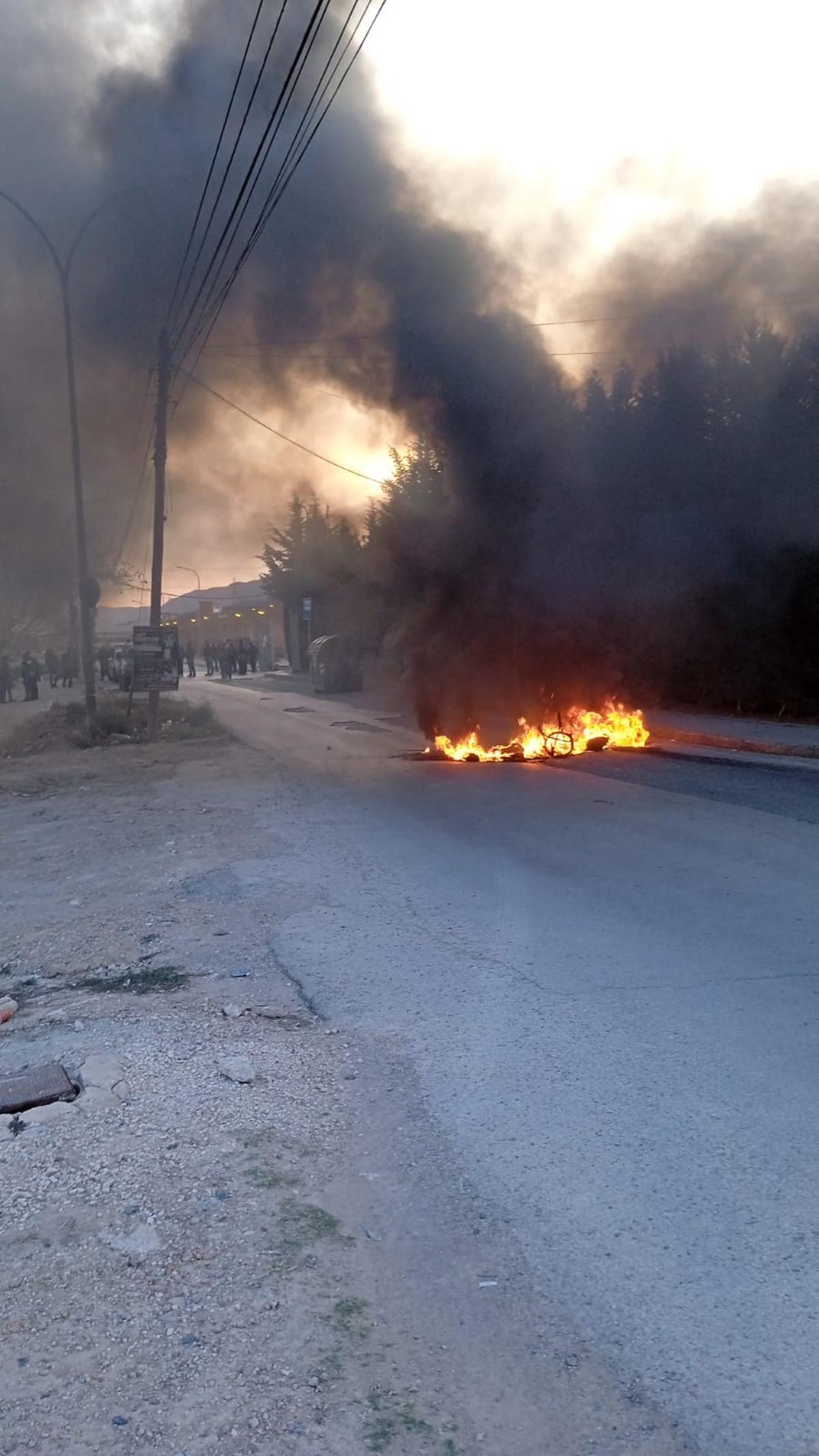 Fuego encendido durante la protesta en la cárcel de Sangonera, esta mañana.
