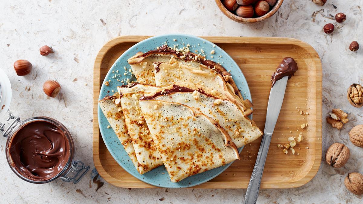 Plato de crepes con chocolate.