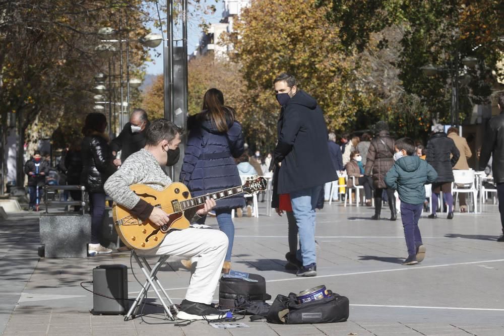 Sábado de sol, rebajas y terrazas antes de la entrada en vigor de las nuevas restricciones