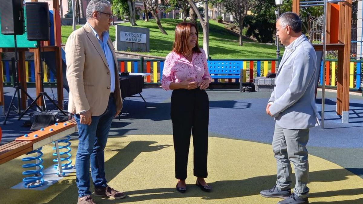 Sergio Suárez, Carmen Hernández y Álvaro Monzón, ayer, en un parque infantil. | | LP/DLP