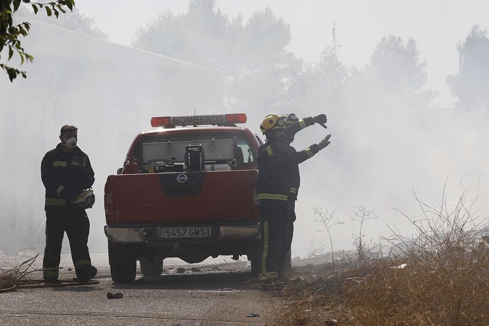 Incendio en el Camino de Carbonell junto a un asentamiento