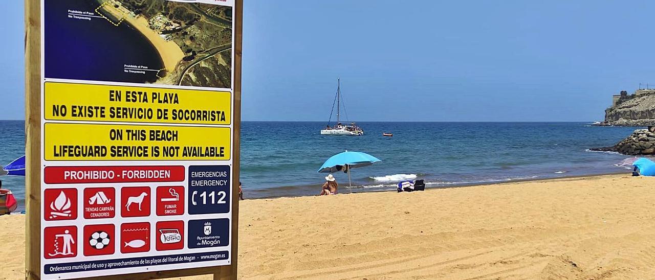 El Ayuntamiento instaló ayer la nueva cartelería en la playa de Tauro.. | | AYUNTAMIENTO DE MOGÁN