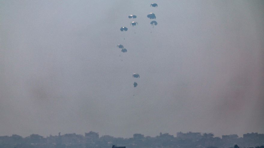 Jordania y Emiratos lanzan 25 toneladas de ayuda humanitaria sobre Gaza