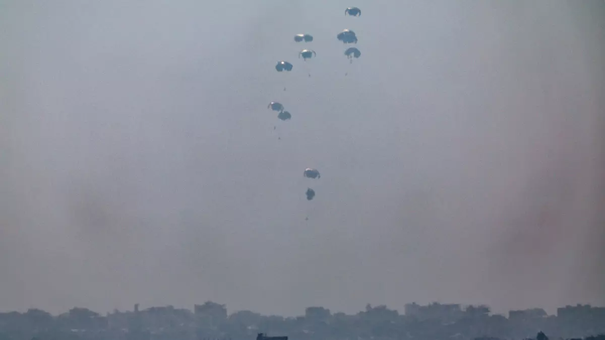 Jordania y Emiratos lanzan 25 toneladas de ayuda humanitaria sobre Gaza