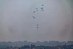 Jordania y Emiratos lanzan 25 toneladas de ayuda humanitaria sobre Gaza