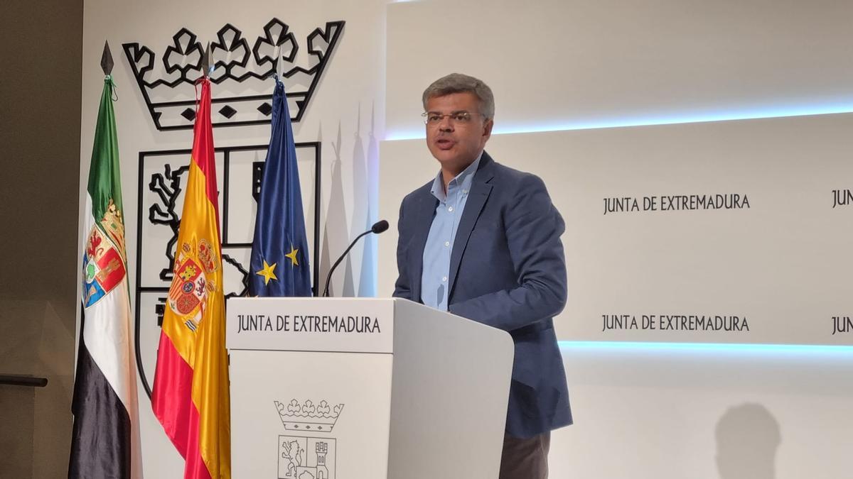 El portavoz de la Junta de Extremadura, Juan Antonio González, en rueda de prensa.