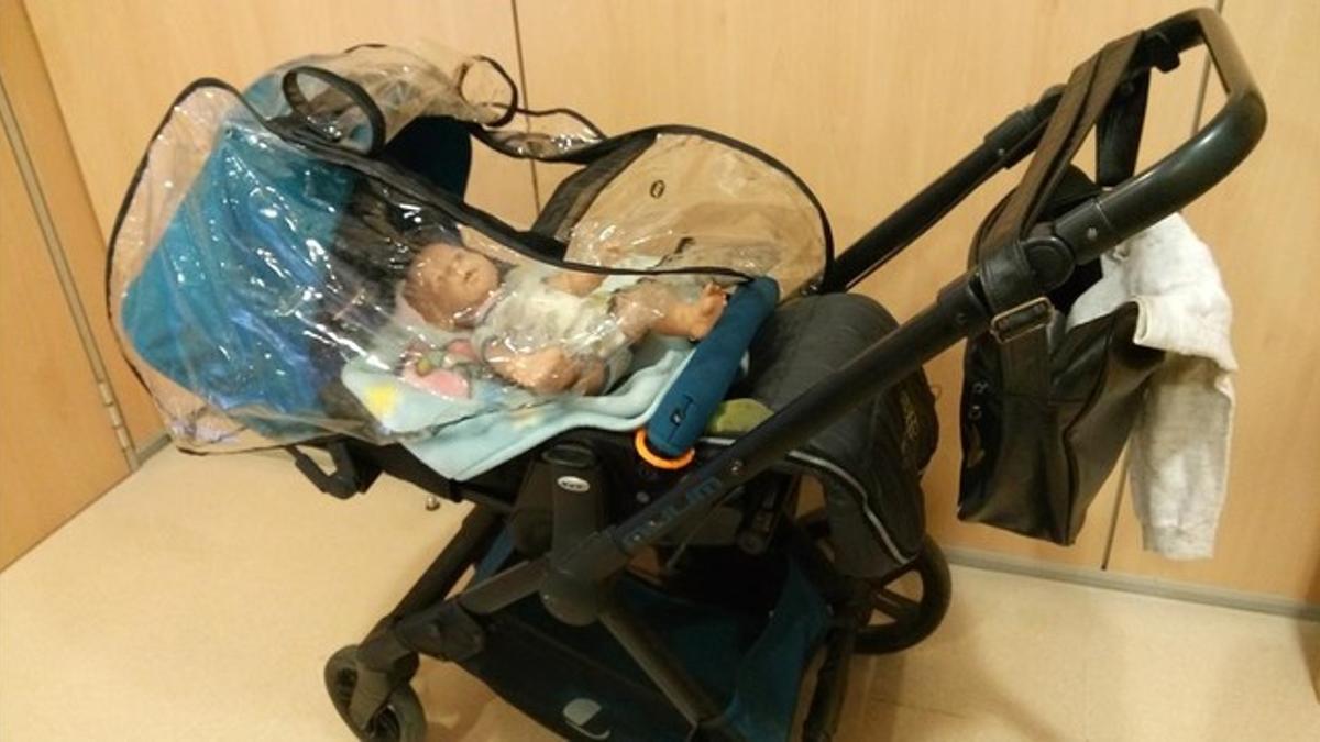 Carrito de bebé con el muñeco que usó la supuesta ladrona de móviles en Gavà.