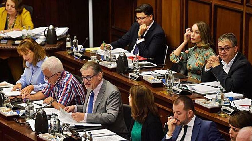 Pedro Justo, consejero de Hacienda, en el centro de la imagen, interviene en el último Pleno del Cabildo, junto a otros miembros del grupo de gobierno.