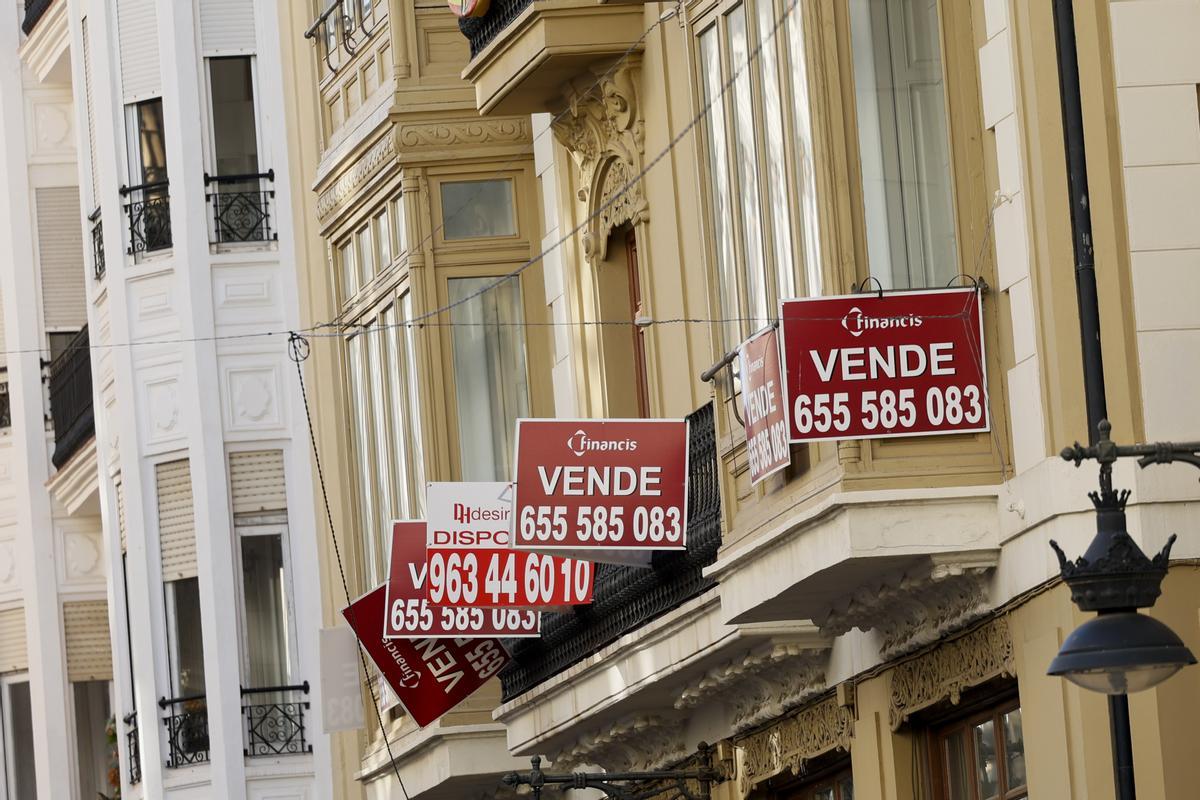 Carteles de ’se vende’ en un edificio en la Comunidad Valenciana