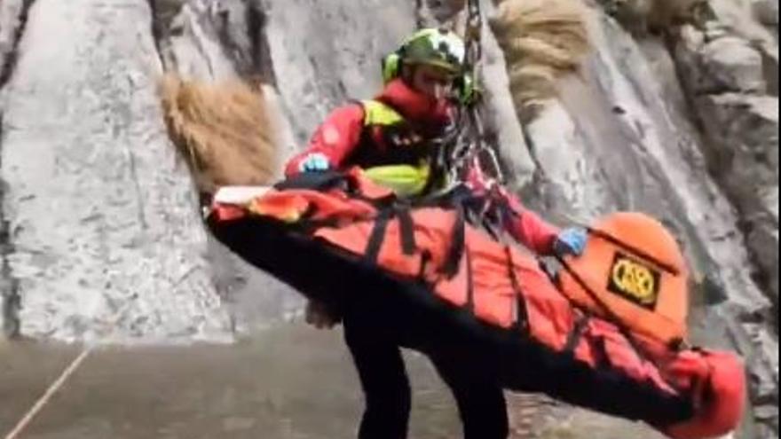 Rescaten una dona que cau d&#039;un barranc de trenta metres a la Vall d&#039;en Bas