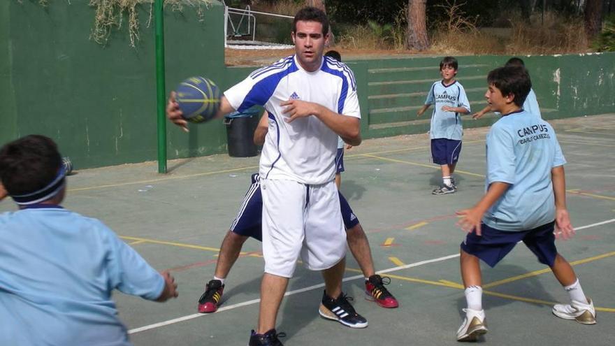 Carlos Cabezas, jugando con niños en un Campus