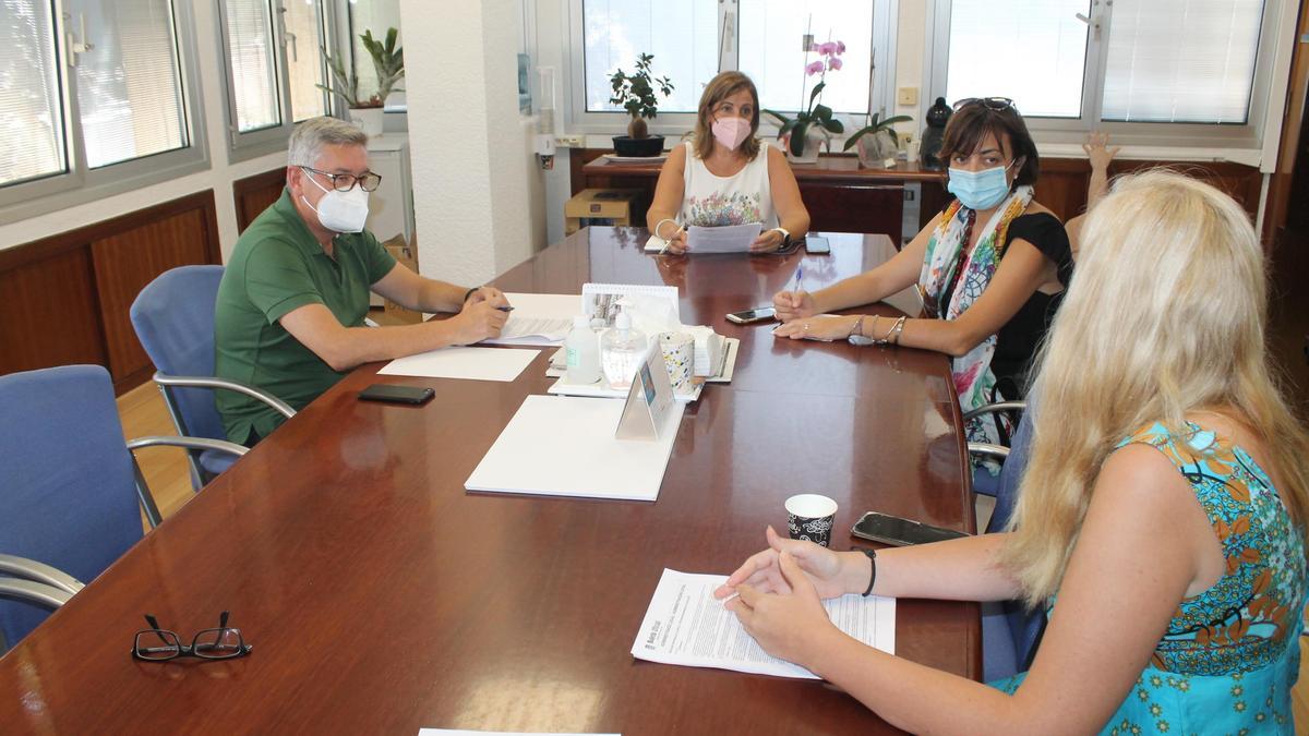 La alcaldesa Susana Marqués en la reunión sobre las ayudas.