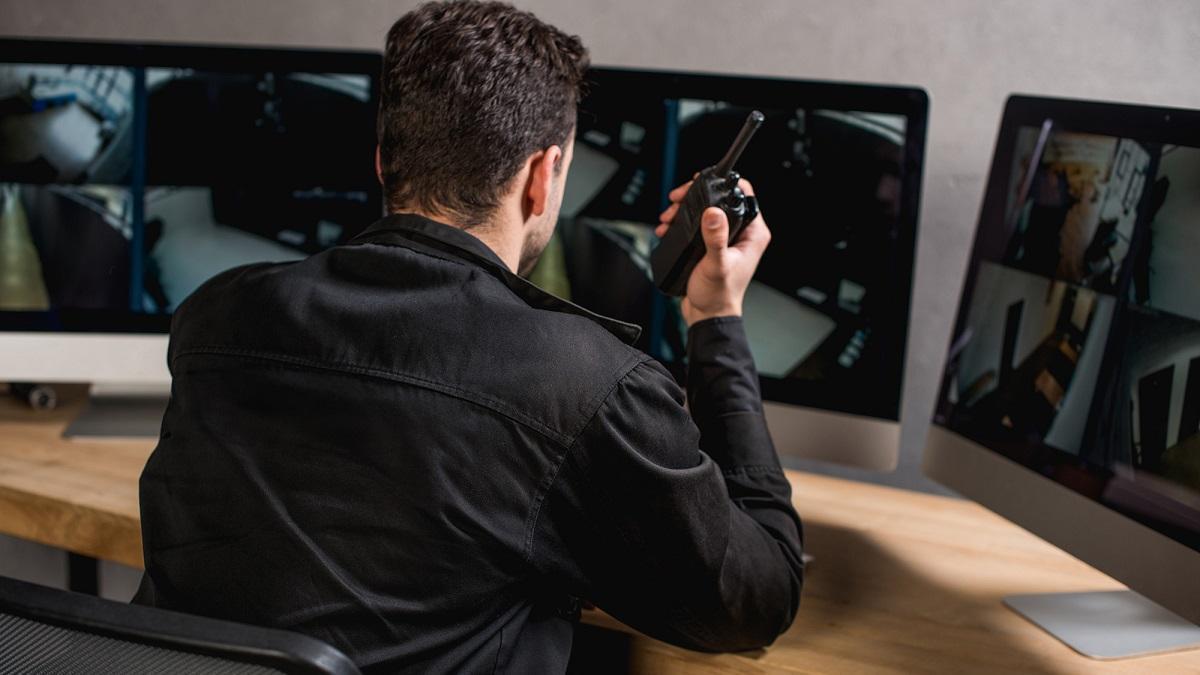 Un vigilante observa unas cámaras de seguridad