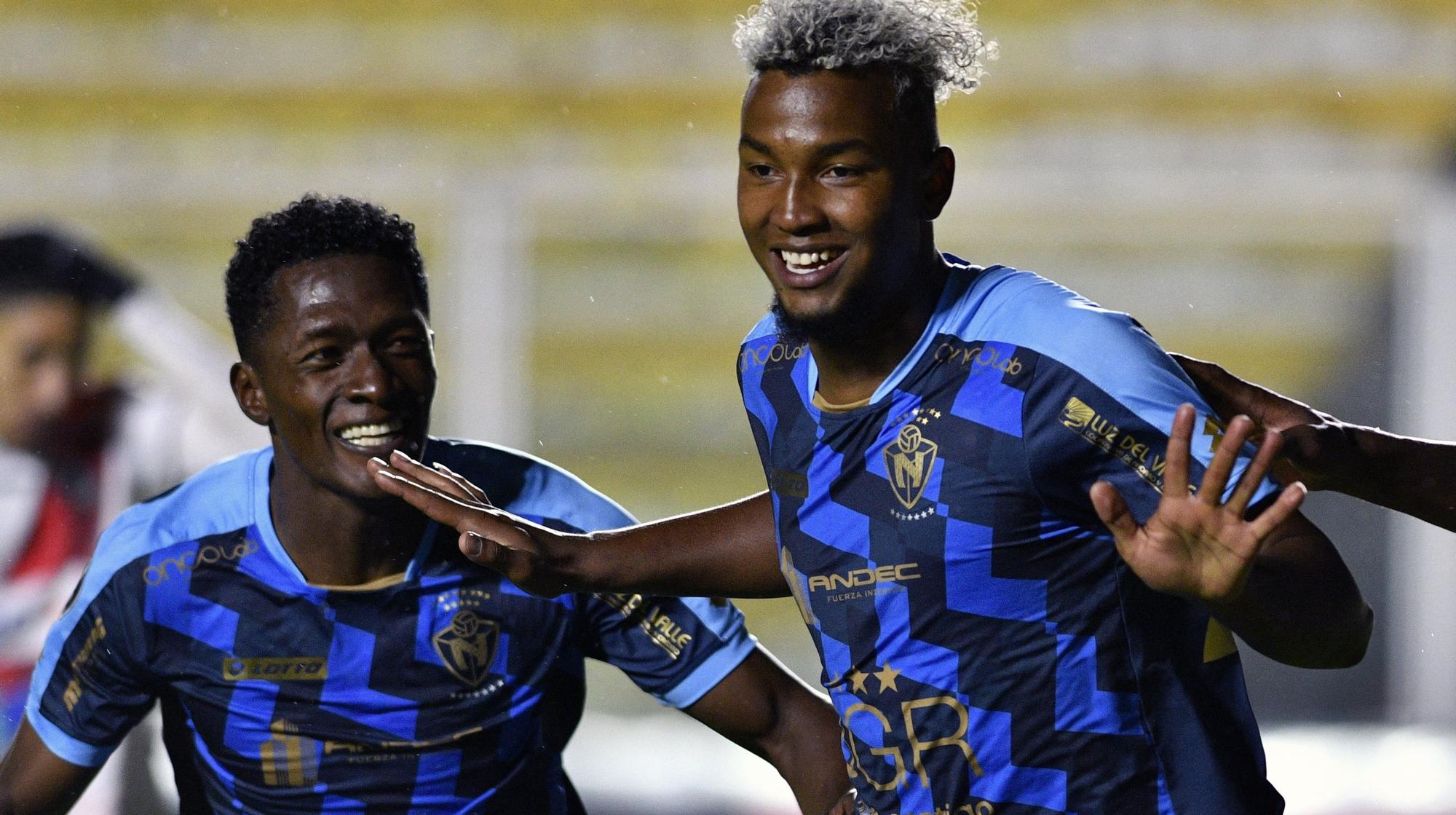 Los jugadores del Nacional ecuatoriano celebran un gol.