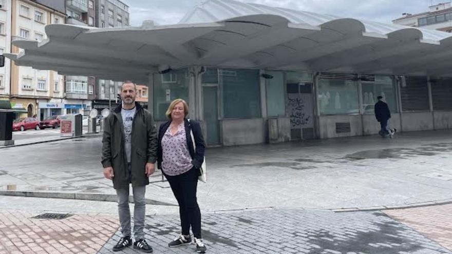 Ángel García y Ana Nosti, ayer, ante la plaza cubierta de la Pola, tras la presentación del proyecto de mejora de la estructura.