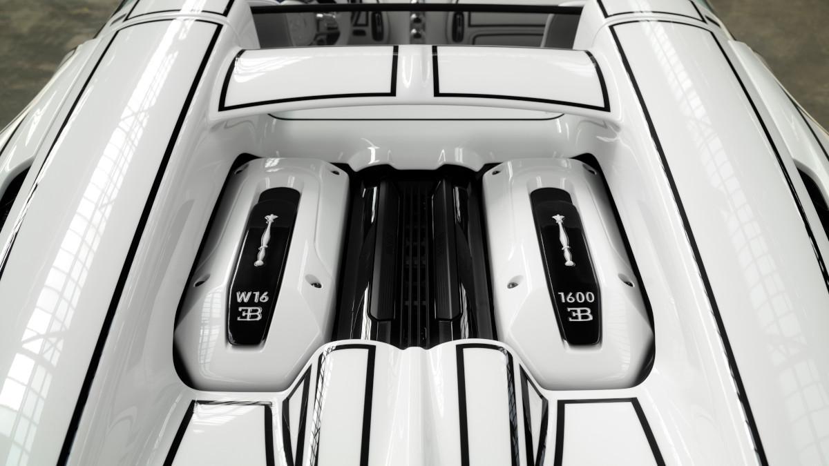 Bajo la cubierta trasera aparece el W16 de 8,0 litros, aquí convertido también en parte visible de la composición estética