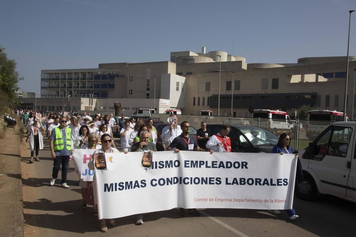 Personal del hospital de Alzira pidiendo su homogeneización con el estatutario de Sanidad en junio del pasado año.