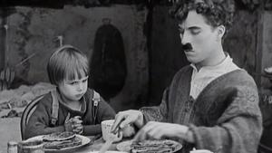 Charles Chaplin y el niño Jackie Coogan en un fotograma de ’El chico’.