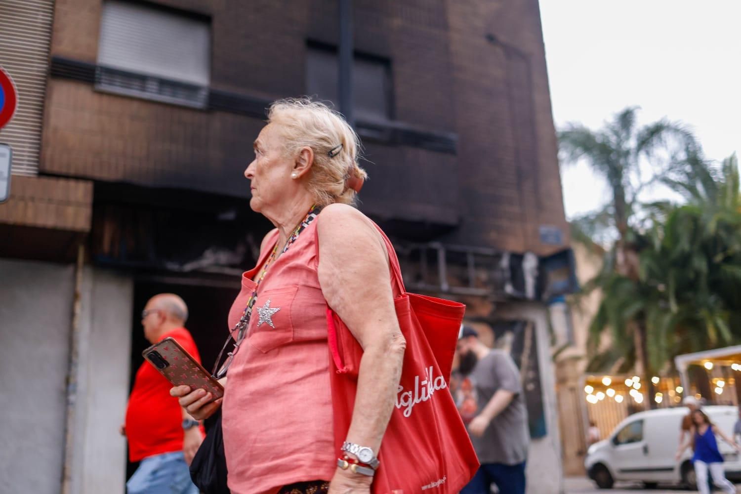 Los vecinos desalojados por el incendio en la avenida del Puerto esperan para entrar en sus casas
