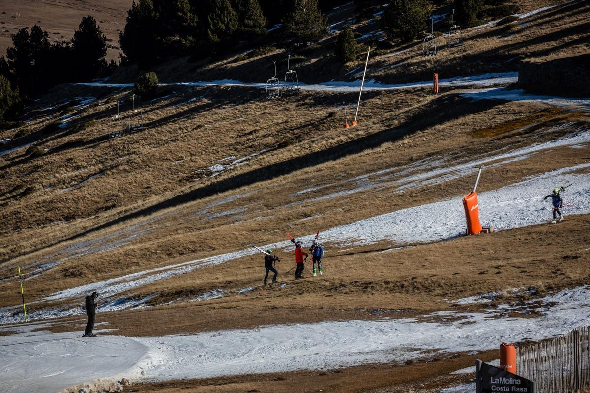 El aumento de las temperaturas significa que la gran mayoría de las estaciones de esquí del mundo ya dependen de la nieve artificial para aumentar la capa de nieve y prolongar la temporada, pero una racha récord de clima templado a fines de diciembre significa que incluso la nieve artificial ya no es posible en algunas áreas como en La Molina