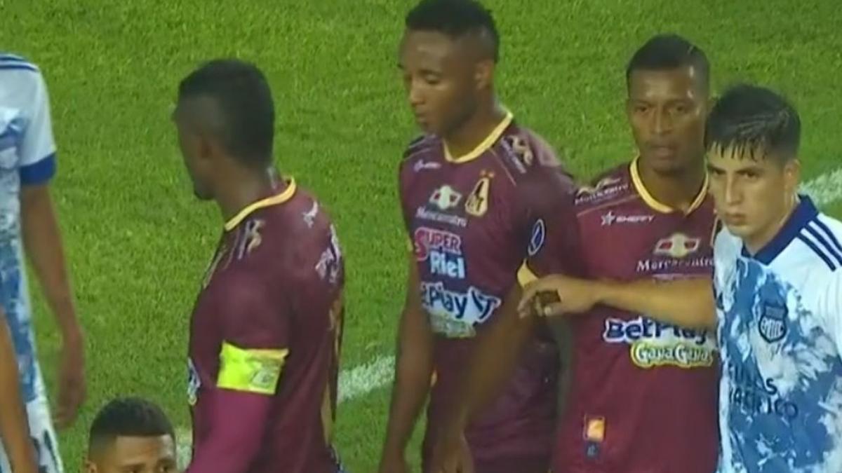 Un instante del Tolima - Emelec.