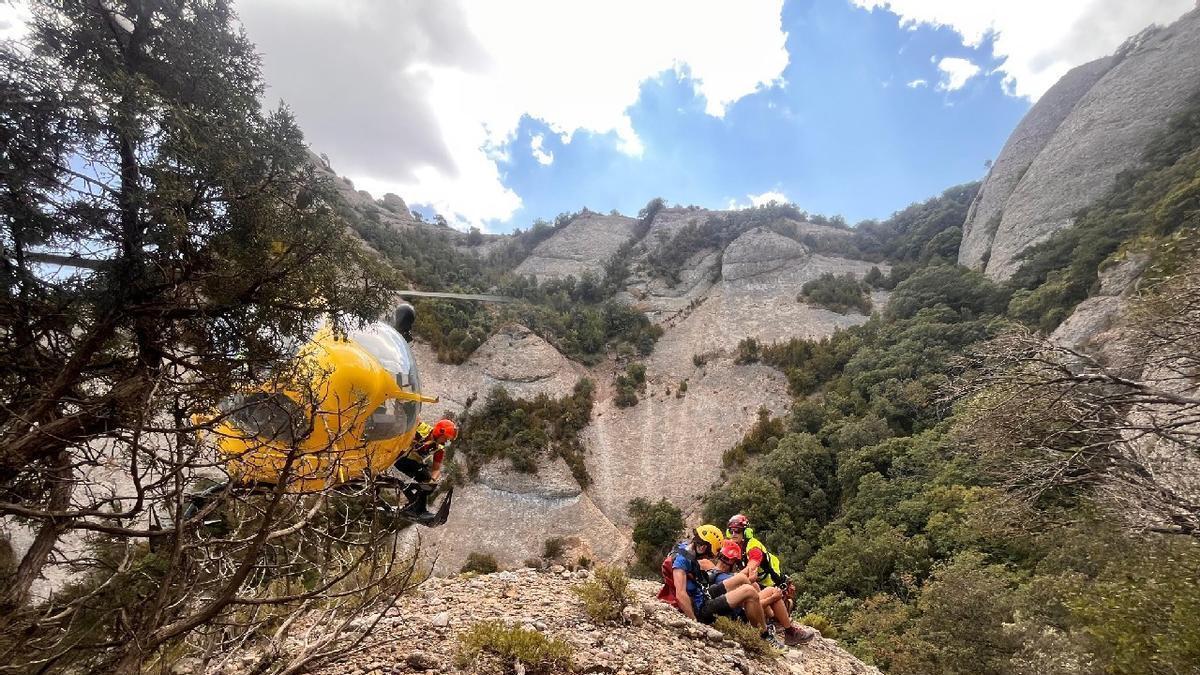 L'helicòpter ha fet un vol estacionari per pujar els joves a bord