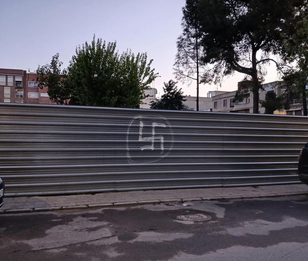 La pintada en la valla del antiguo colegio Lluis Vives.