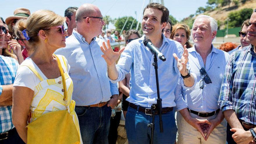 El candidato a presidir el PP, Pablo Casado en un acto en el paseo marítimo de Fuengirola.