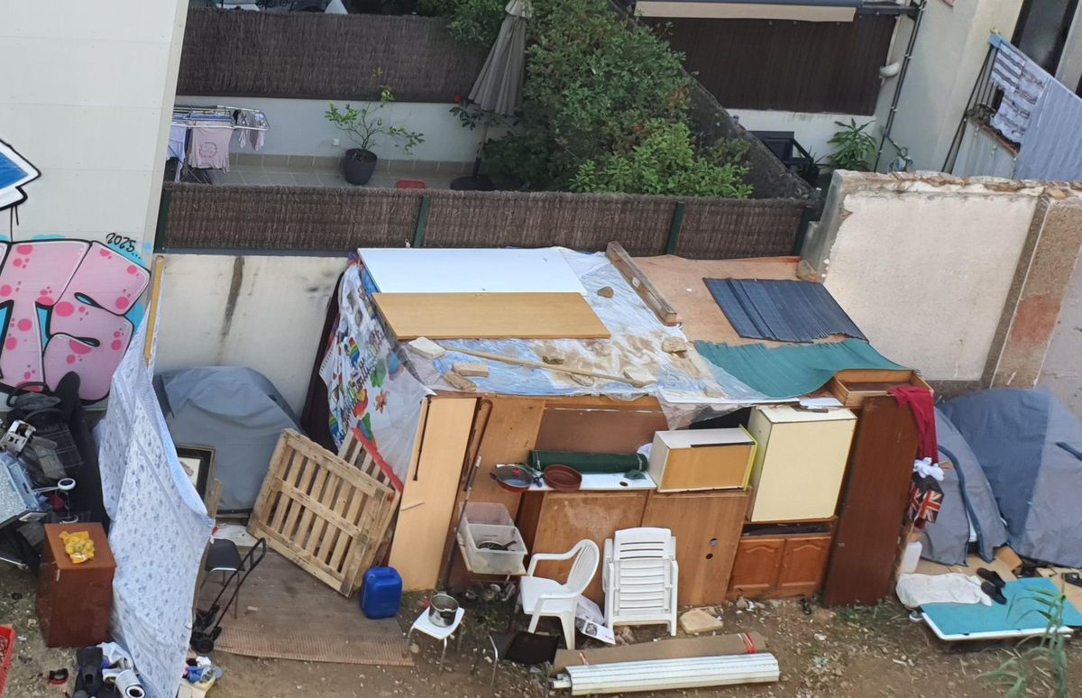 Solar ocupat per almenys unes 15 persones que viuen en barraques al carrer Gran de Sant Andreu, 19.