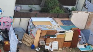 Solar ocupat per almenys unes 15 persones que viuen en barraques al carrer Gran de Sant Andreu, 19.