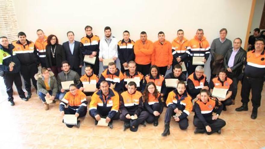 Los asistentes a un curso básico de protección civil reciben en l'Olleria su título acreditativo