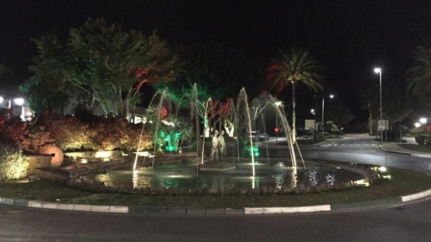 Imagen de la nueva iluminación de la rotonda de la avenida Litoral de Estepona.