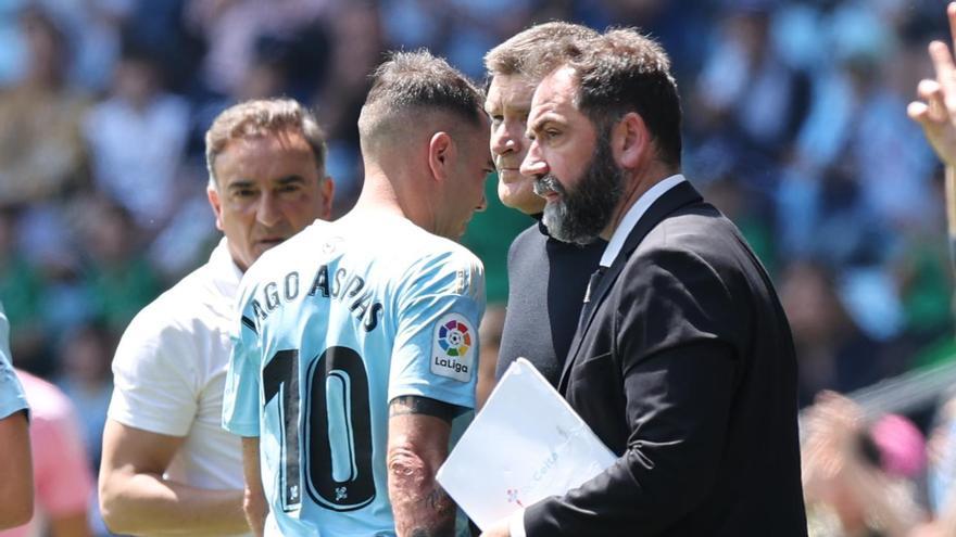 Aspas ya fue cambiado en el partido contra el Valencia por sus problemas de espalda