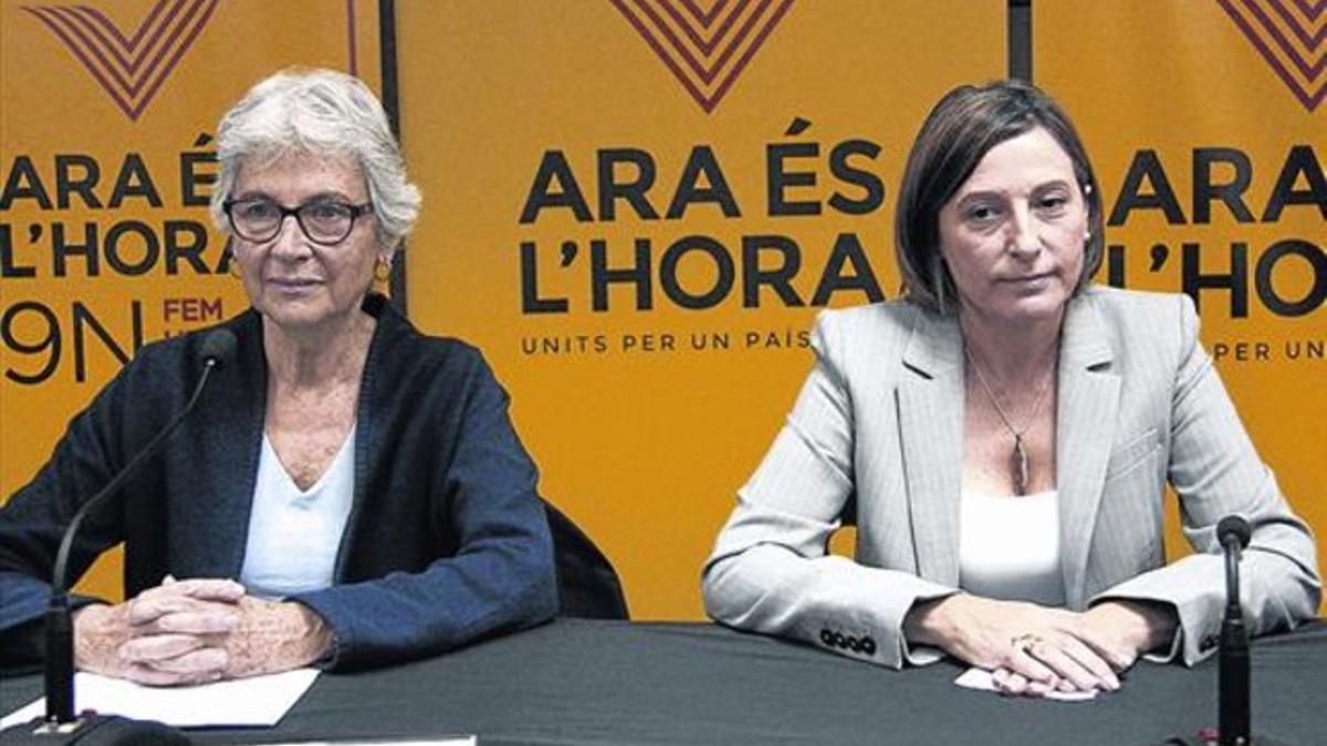 Entidades cívicas 8Casals (izquierda) y Forcadell, ayer, en la sede de la ANC, en el Eixample de Barcelona.