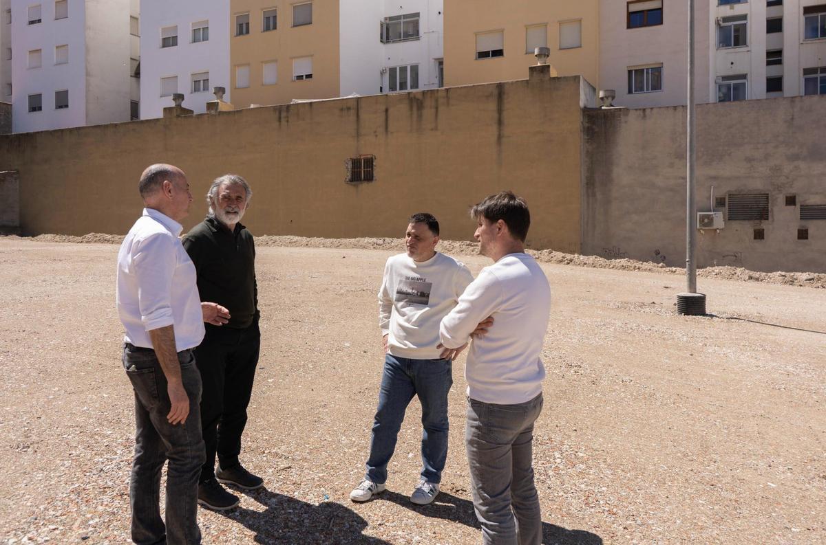 Borrell y Vallés en la visita al nuevo aparcamiento en el barrio de Sant Josep.