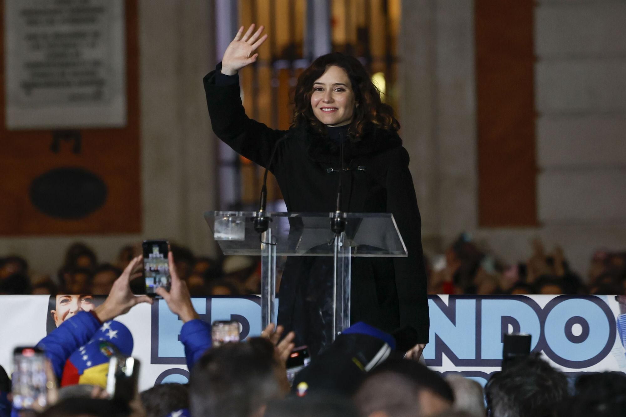 MADRID, 09/01/2025.- La presidenta de la Comunidad de Madrid, Isabel Díaz Ayuso, participa en una manifestación convocada en Madrid para apoyar al candidato opositor Edmundo González como presidente electo de Venezuela, este jueves, en vísperas de la toma de posesión presidencial en Caracas. EFE/ Mariscal