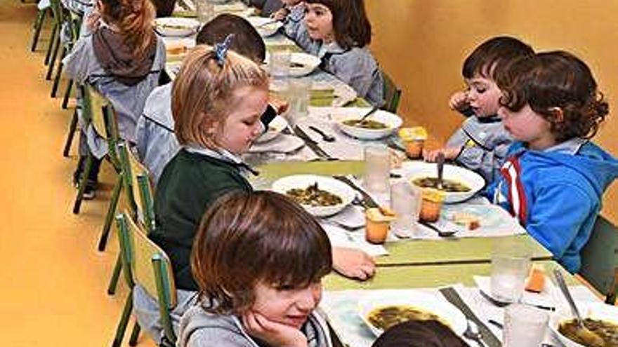 Alumnos del colegio Zalaeta, en el comedor.