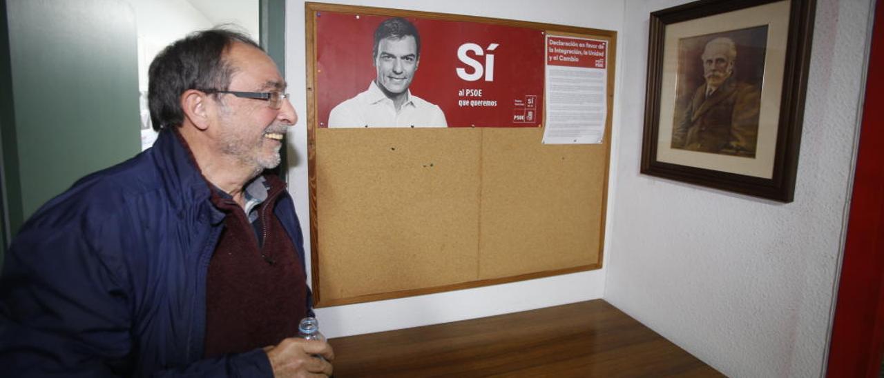 El exsenador Ángel Franco, en la sede local socialista, junto a retratos de Pedro Sánchez y Pablo Iglesias.