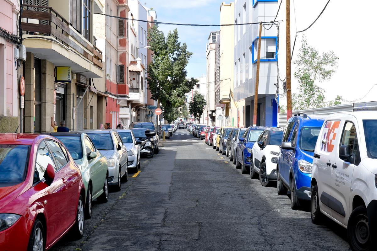 Vehículos estacionados en la calle Molino de Viento.