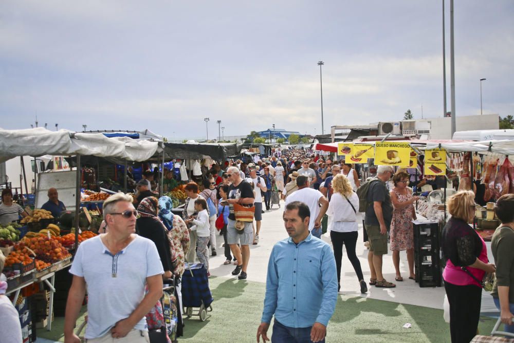 El nuevo recinto para el mercadillo de Torrevieja de los viernes se estrenó con una gran afluencia de usuarios, lo que provocó problemas de tráfico y falta de autobuses de transporte.