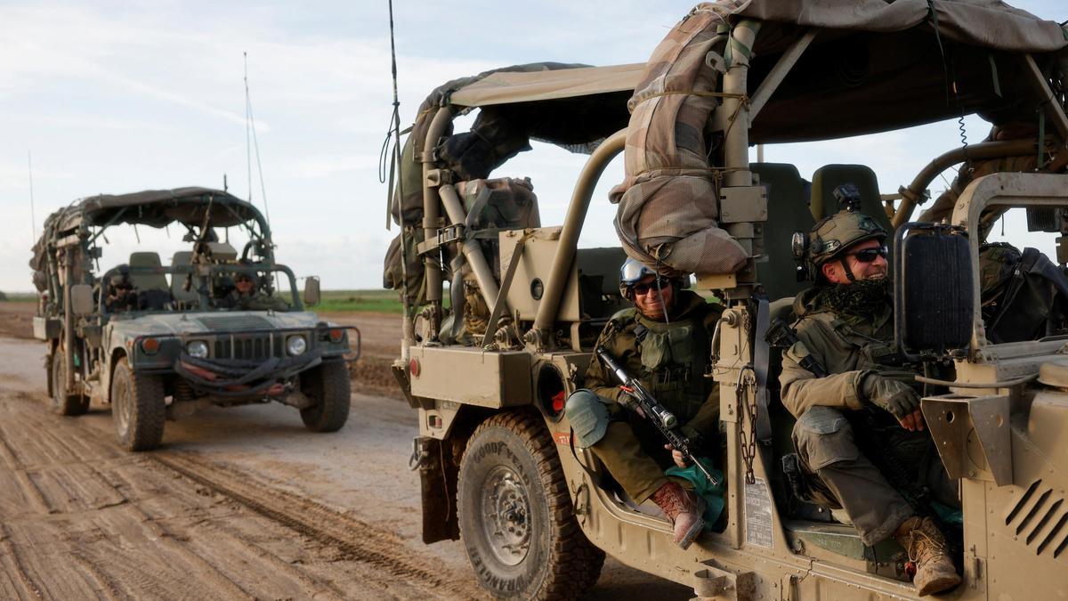 Vehículos militares israelíes cerca de la frontera con Gaza, este jueves.
