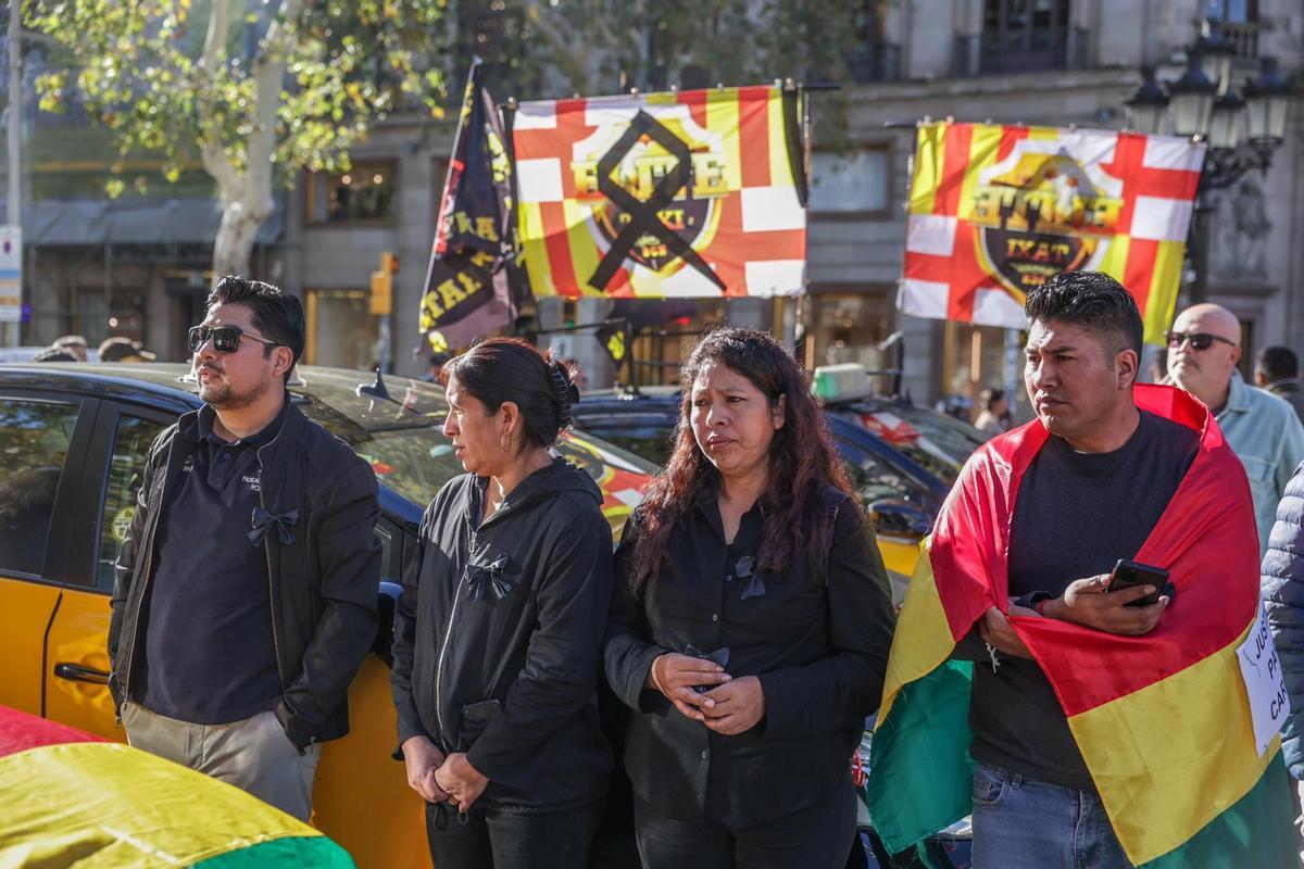 Familiares de Carlos, el taxista que murió tras ser agredido, en la marcha lenta de taxis de Barcelona