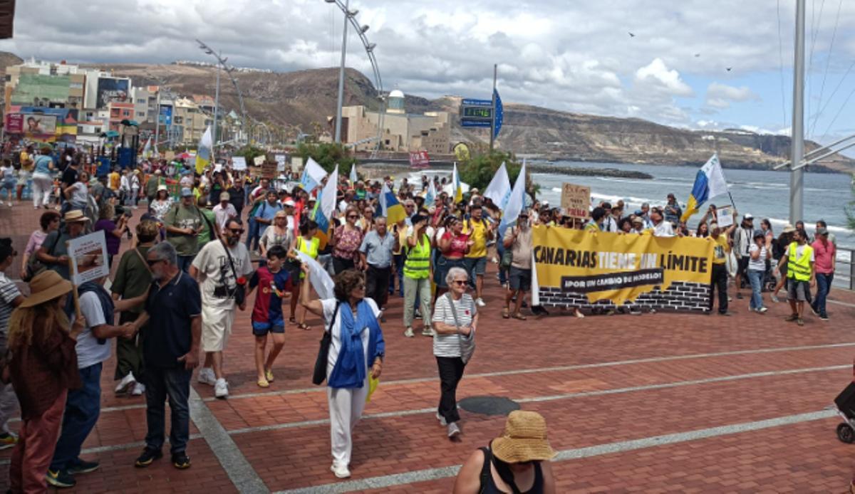 Cabecera de la manifestación en el paseo de Las Canteras.