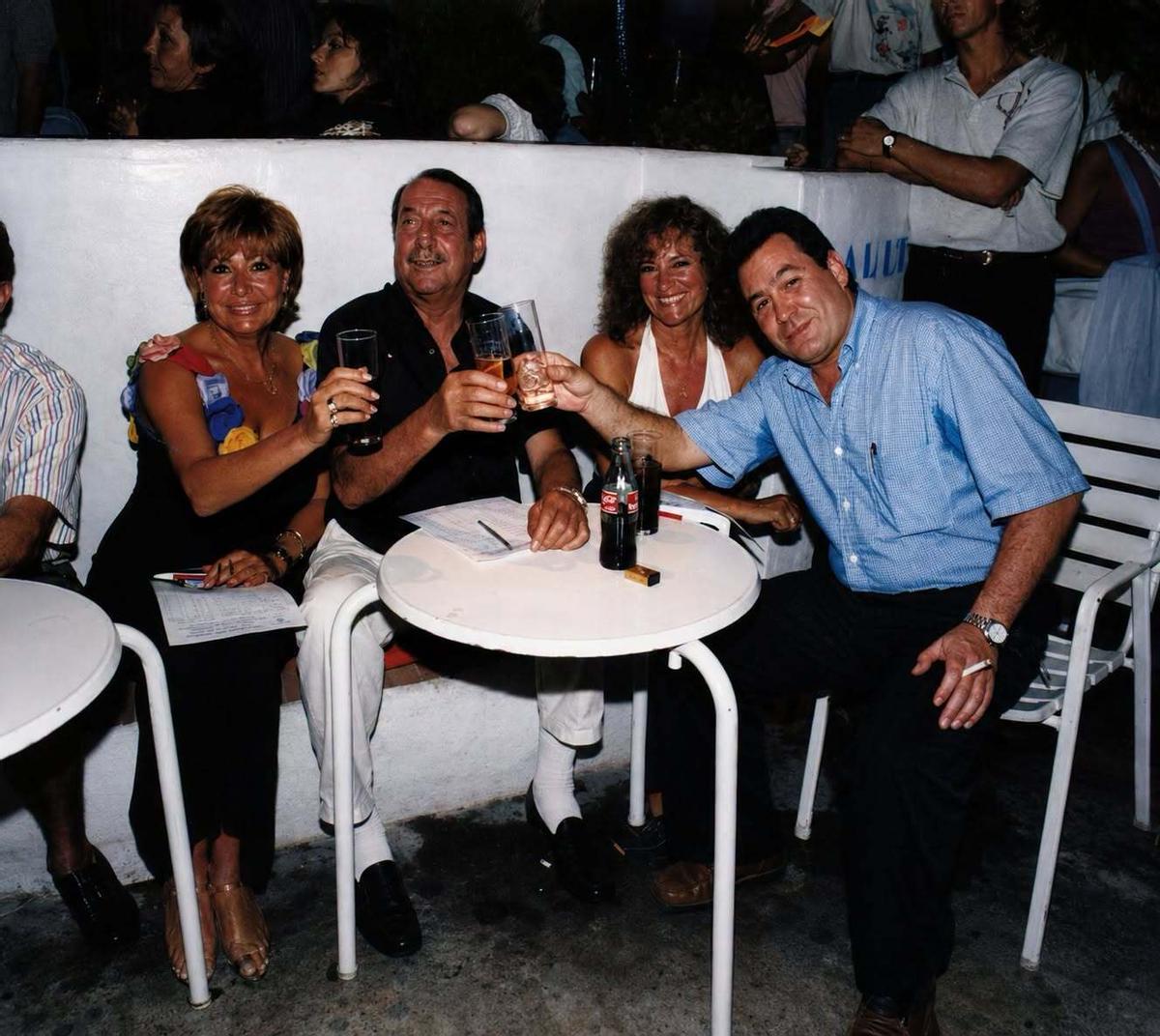 Tip en Salitre con su propietario, Carlos Gonzalez-Lliberos y la popular vedette, Mary D`arcos.
