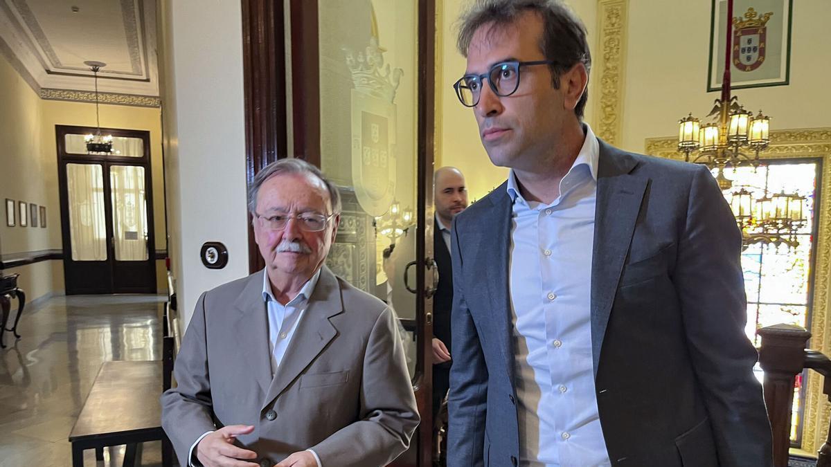 El vicepresidente primero y ministro de Economía, Comercio y Empresa, Carlos Cuerpo, durante su reunión con el presidente de Ceuta, Juan Jesús Vivas, este lunes en la ciudad autónoma.