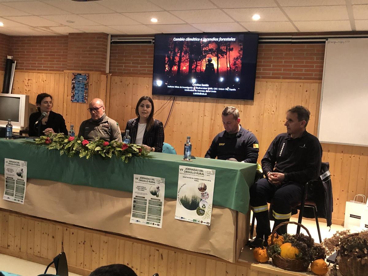 Los ponentes durante la charla debate.