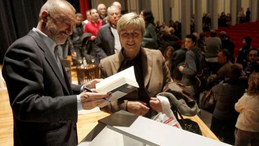 Pérez-Reverte firma un ejemplar de &quot;El tango de la Guardia Vieja&quot; a una lectora.  // José Lores