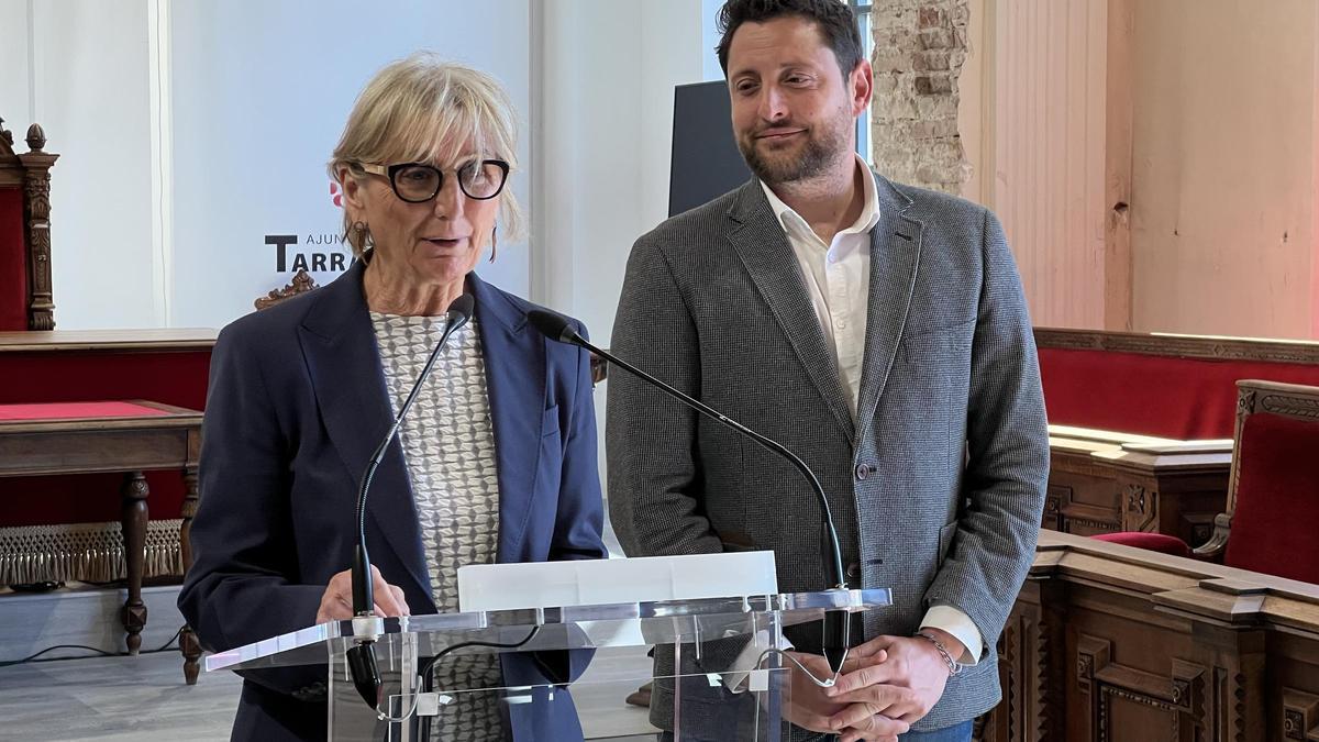 El alcalde de Tarragona, Rubén Viñuales, y la directora general de Transición Hídrica de la Generalitat, Concha Zorrilla.