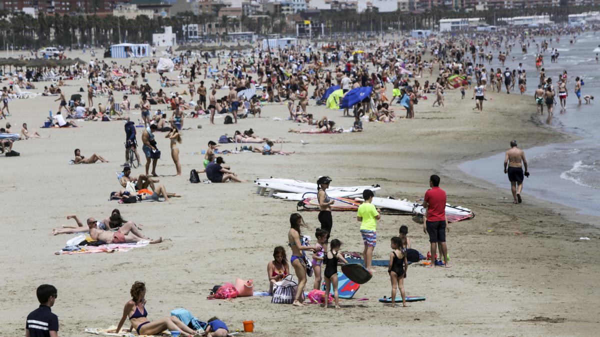 Los turistas abarrotan playas y terrazas