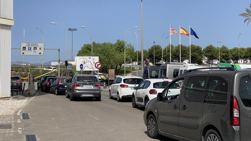 El aeropuerto de Palma recibirá ayuda de la policía local para acabar con las colas en los accesos al parking exprés